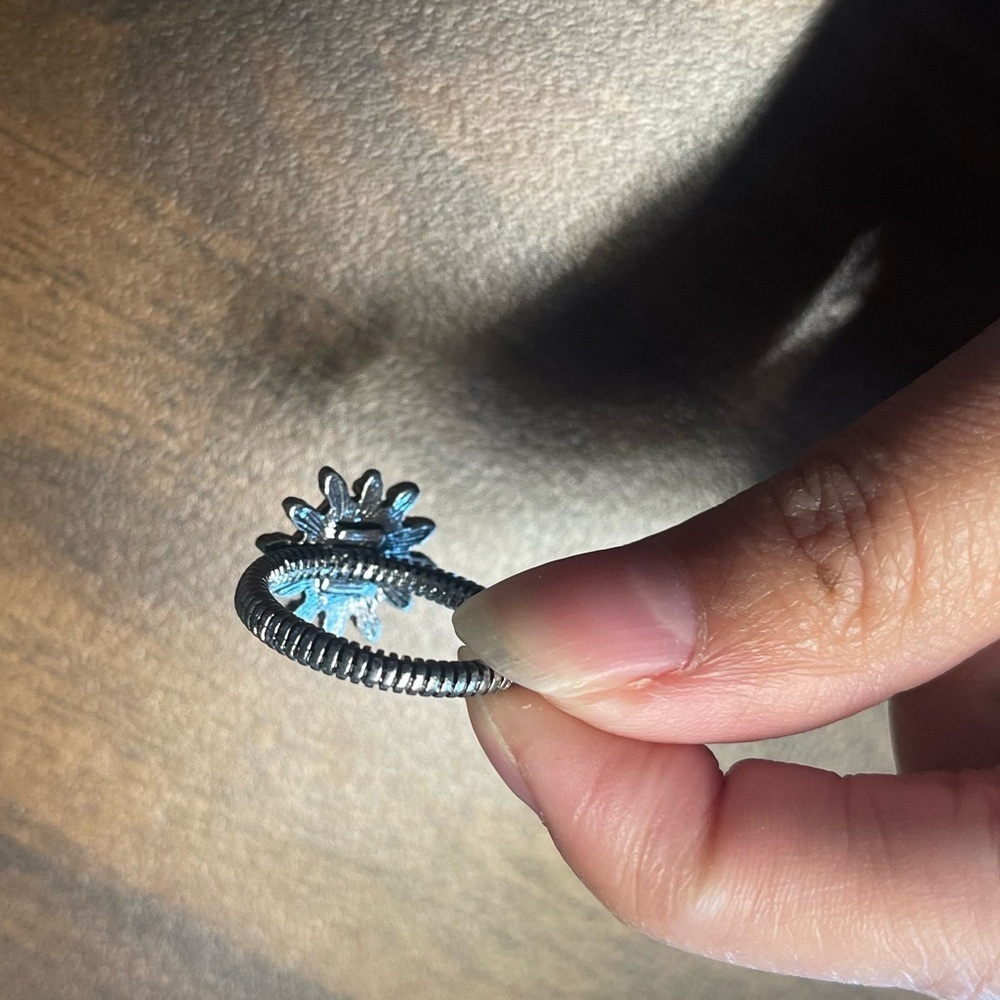 Statement Wired Silver Tone Flower Ring - image 5